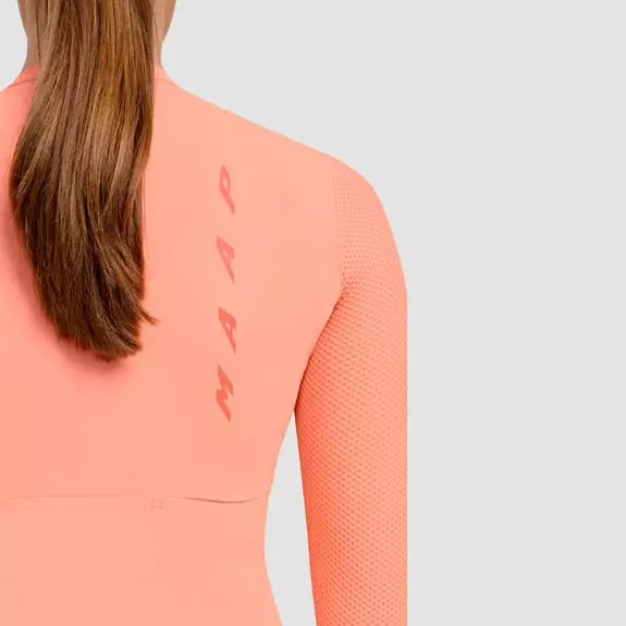 Maglia MAAP Evade Pro Base Manica Lunga Rosso Corallo Chiaro Donna 4 Maglia MAAP Evade Pro Base Manica Lunga Rosso Corallo Chiaro Donna - immagine 4